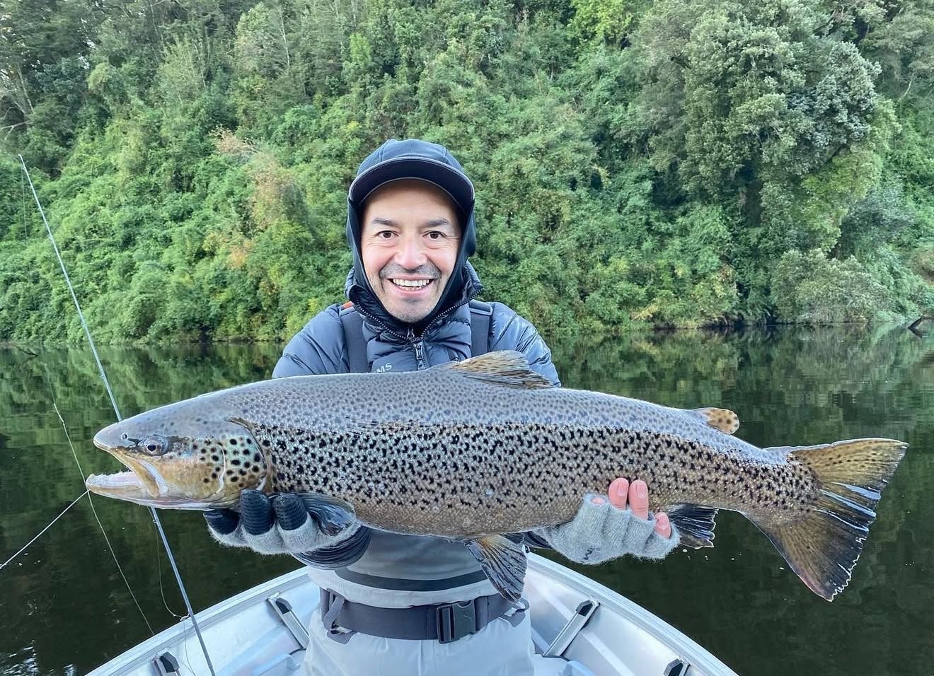 Pescador con una gran captura en una salida privada de River Trout Fishing Chile