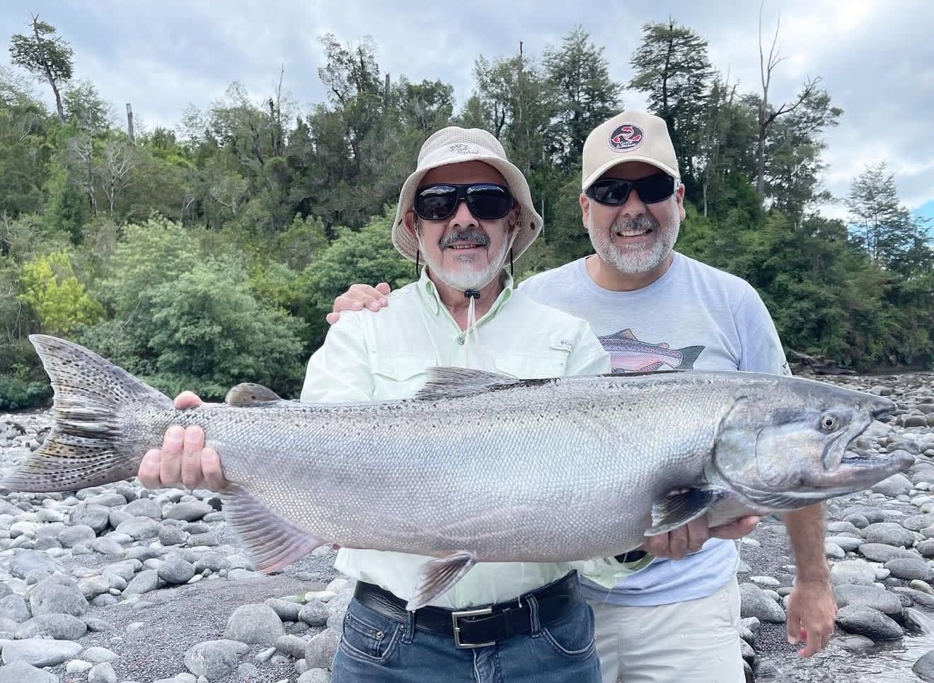 Dos pescadores con una gran captura en una excursión privada