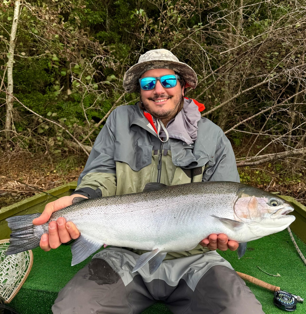 Marcos Quiroz con equipo de fly fishing y una captura real en bote