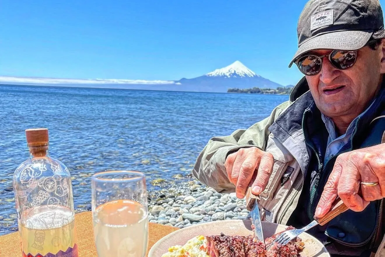 Almuerzo premium frente al lago y al volcán durante una excursión de pesca